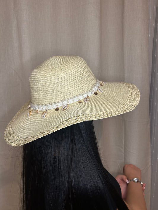 Chapeau “Ibiza” – Capeline en paille avec coquillages & perles
